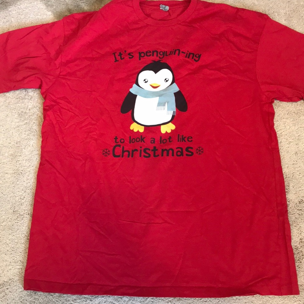 Christmas penguin tee. EUC